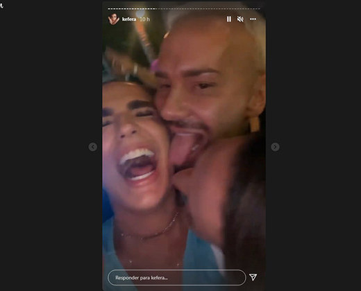 Ela protagonizou um beijo triplo ao lado da citada Kéfera e do youtuber Matheus Mazzafera. O resultado foi compartilhado no Instagram da atriz.