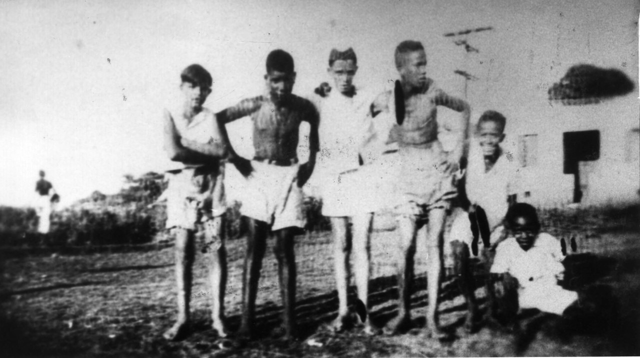Pelé (agachado à direita), aos 5 anos de idade, em Bauru, jogava futebol escondido