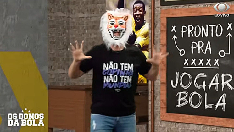  Ele apareceu para programa com uma máscara de tigre e com uma camisa escrita: 