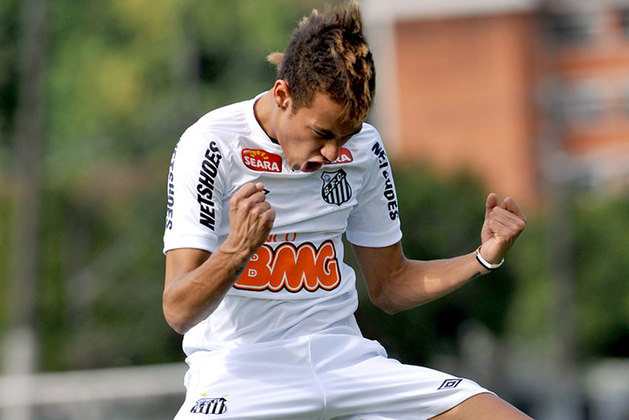 Ele começou a jogar profissionalmente em 2009, pelo Santos. Nos seus primeiros meses como profissional, Neymar usava um cabelo 
