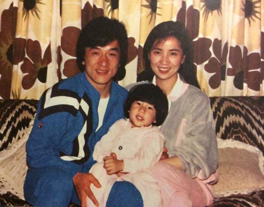Ele é casado desde 1962 com a atriz taiwanesa Lin Feng Jiao e o casal tem um filho, Chan Cho Ming. 