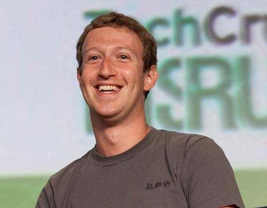Ele estudou na Phillips Exeter Academy e depois na Universidade de Harvard, onde criou o Facebook, em 2004. A plataforma rapidamente se tornou a maior rede social do mundo, com mais de 2 bilhões de usuários ativos.