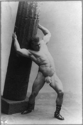 Ele ficou famoso por exibir seu físico musculoso em apresentações públicas, combinando poses e exercícios de força para entreter as pessoas. 