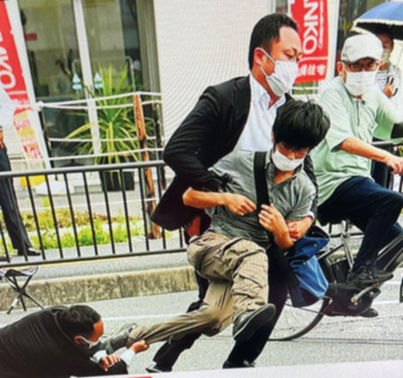 Ele foi assassinado por volta de 11h30 no horário local (23h30 aqui no Brasil), enquanto fazia um discurso político na cidade de Nara, no Oeste do Japão. Abe foi baleado perto de uma estação de metrô da cidade. Imagens mostram que ele caiu no chão e não resistiu por muito tempo. 