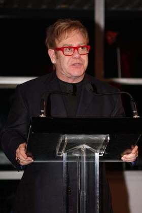 Ele fundou a “Elton John AIDS Foundation” em 1992, que se tornou uma das principais organizações sem fins lucrativos do mundo dedicadas ao combate ao HIV/AIDS.