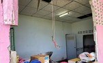 O casal calculou os prejuízos em cerca de R$ 7.850 (ou 50.000 Baht), só com o conserto da paredeNÃO VÁ EMBORA: Tubarão pula da água e morde perna de esportista em paraquedas