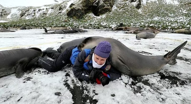 Demonstração de carinho ou o filhote tentou esmagar a invasora?