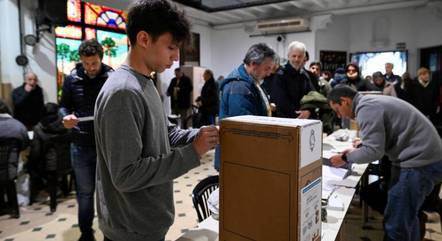 Argentina: 35,8 milh&otilde;es de eleitores v&atilde;o &agrave;s urnas escolher entre Milei e  Massa para presidente - Not&iacute;cias - R7 Internacional