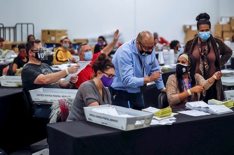 Contagem de votos prossegue em estados decisivos Contagem de votos prossegue em estados decisivos