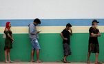 Fila de eleitores em local de votação em Águas Lindas de Goiás