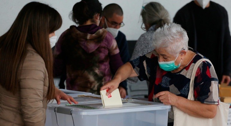 Chilena deposita voto durante eleições no país