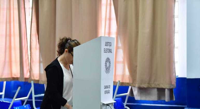 Eleitora vota no primeiro turno de 2022