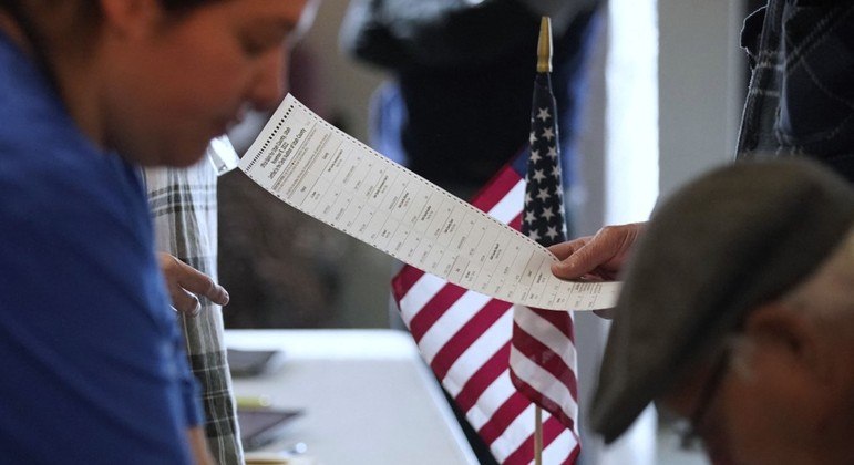 Parte dos eleitores dos EUA vota em cédulas de papel