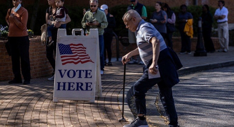 Homem chega para votar durante eleições de meio de mandato na Geórgia, nos EUA