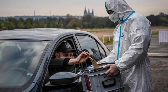 República Tcheca tem votação por drive-in para quem está com covid