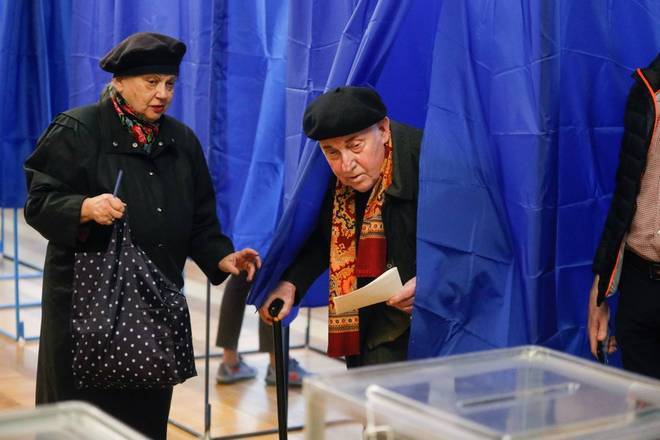 A Ucrânia tem eleições presidenciais neste domingo (31). Ao todo, 39 candidatos disputam a presidência. Na foto acima, casal de senhores votam em Kiev
