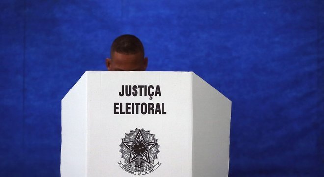 Os brasileiros voltaram às urnas neste domingo para eleger um novo presidente e governadores de 13 Estados e do DF 