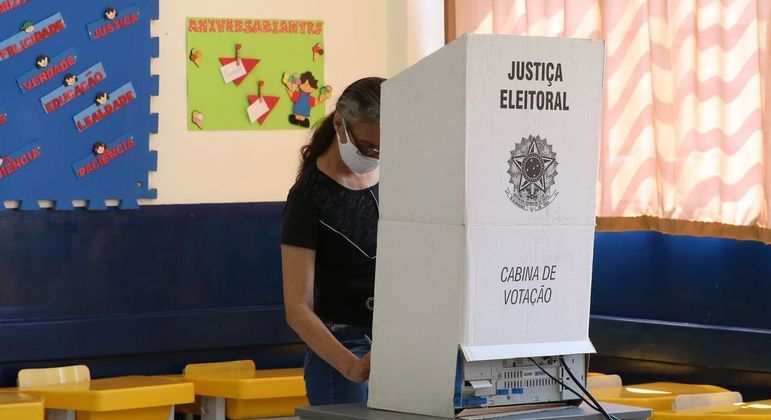 Eleitora durante votao em uma seo eleitoral em 2020