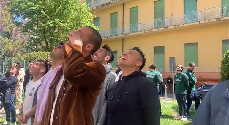 Jogadores do Bologna fizeram uma visita ao técnico da equipe, que luta contra um câncer
