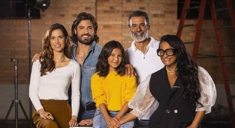 Parte do elenco da série "Luz", liderado por Marianna Santos, ao centro