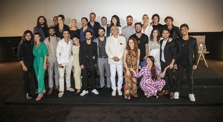 Parte do elenco de "Reis", ontem, no lançamento da série