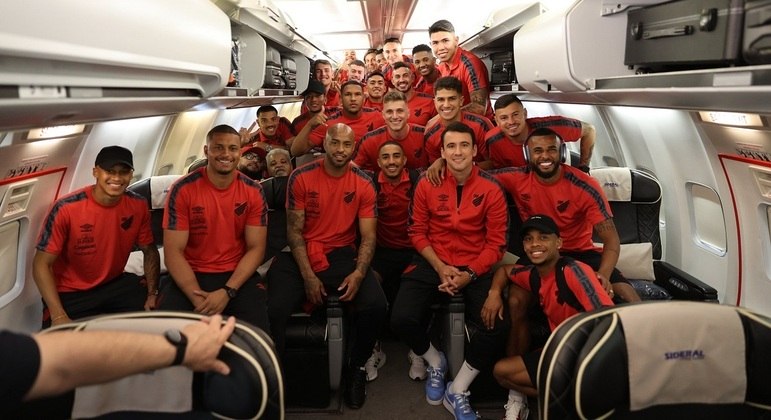 Elenco do Athletico Paranaense na chegada à Guayaquil
