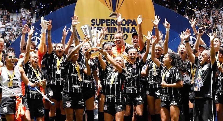 Elenco do Corinthians levanta a taça da Supercopa Feminina