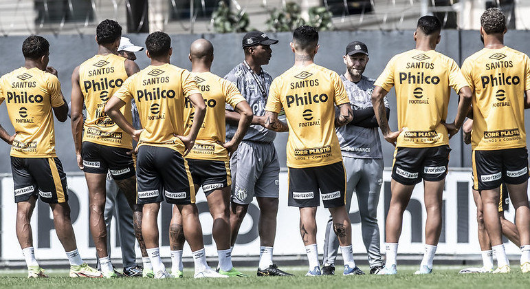 Orlando Ribeiro (ao centro) conversa com o elenco em treino nesta terça-feira: retomada