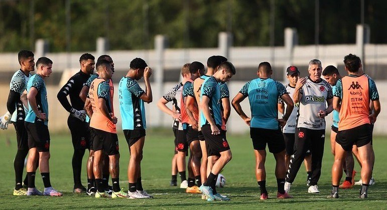 Elenco do Vasco em atividade realizada no CT Moacyr Barbosa