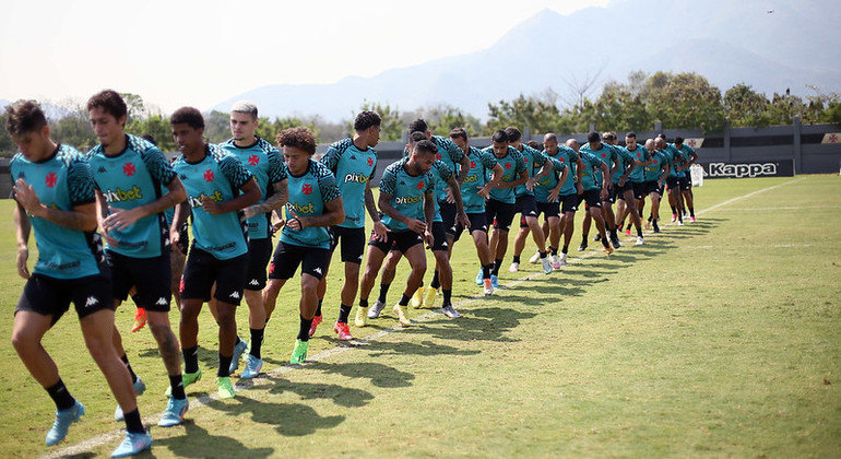 Elenco do Vasco se prepara visando sequência decisiva na Série B