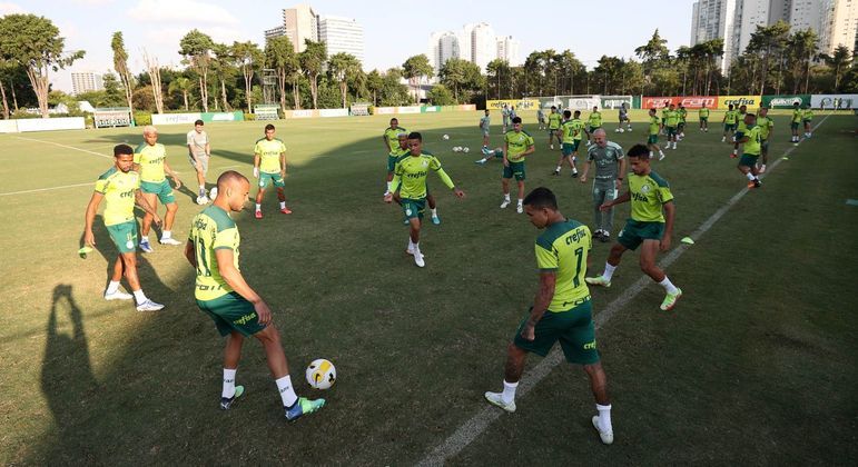Elenco do Palmeiras treinando na Academia de Futebol com o foco no Emelec 