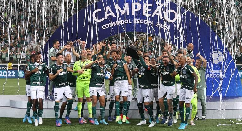 Elenco do Palmeiras comemora título inédito da Recopa Sul-Americana contra o Athletico-PR