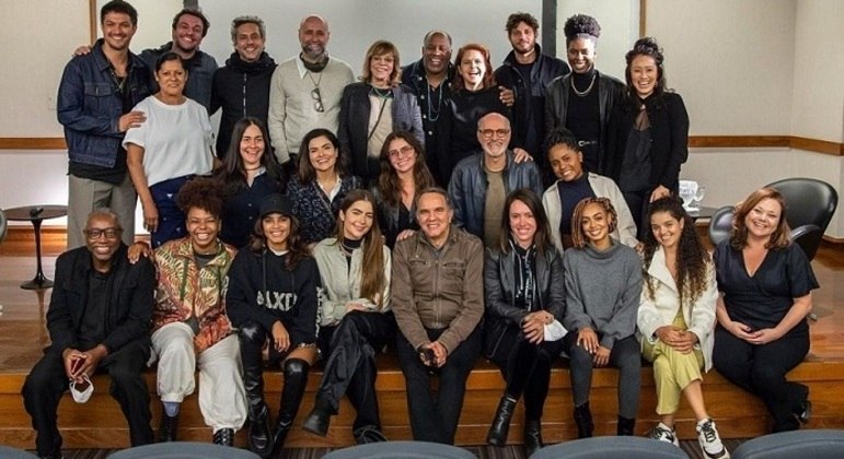 O diretor Mauro Mendonça Filho e Gloria Perez, ao centro, no alto,  com boa parte do elenco de "Travessia"
