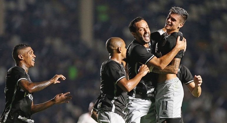 Elenco cruzmaltino comemorando gol no Carioca 2022 