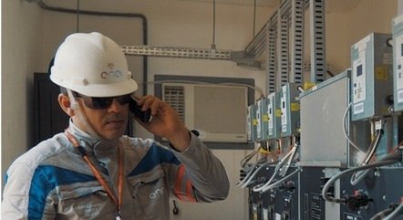 Eletricista da Enel durante o trabalho