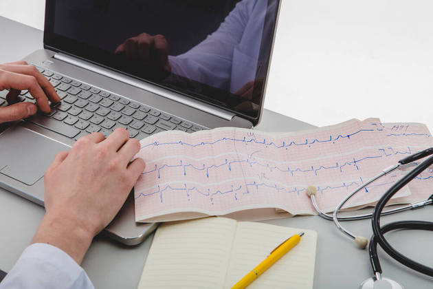Arritmias cardíacas Batimentos anormais do coração podem ter como sintoma o desmaio. Na taquicardia ventricular ou na fibrilação atrial, a diminuição do fluxo sanguíneo para o cérebro causa desmaios. Problemas cardíacos podem causar desmaios durante exercício físico. Se isso ocorrer, é fundamental ir ao médico para a realização de exames, como o eletrocardiograma
