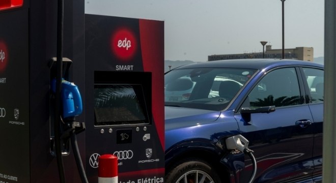 posto de recarga ultrarrápida de veículos elétricos na cidade de Caraguatatuba, litoral norte de SP