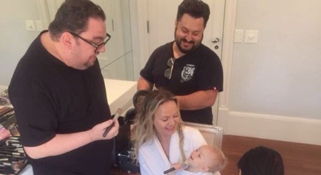 eliana filha maquiando