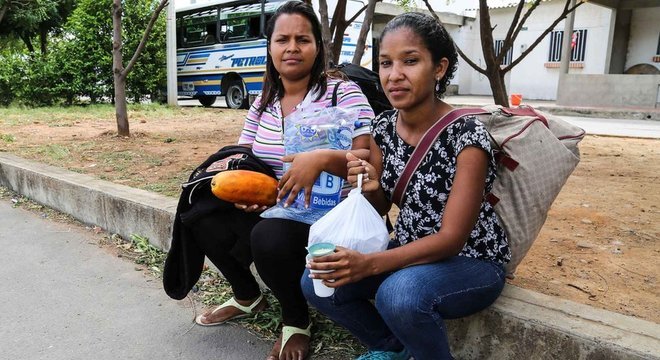  Eliane Pedrique (à esq) pegou um ônibus de Valência, a terceira maior cidade da Venezuela, para a fronteira da Colômbia. De lá, a única opção era caminhar até a cidade de Pamplona para buscar trabalho. São 60 km.