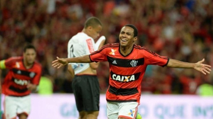 Elias: o volante foi um dos principais jogadores do Flamengo naquele ano. Elias chegou do Sporting, de Portugual, por empréstimo justamente para a temporada de 2013. Pelo Fla, disputou mais de 50 partidas e marcou um dos gols do título da Copa do Brasil daquele ano
