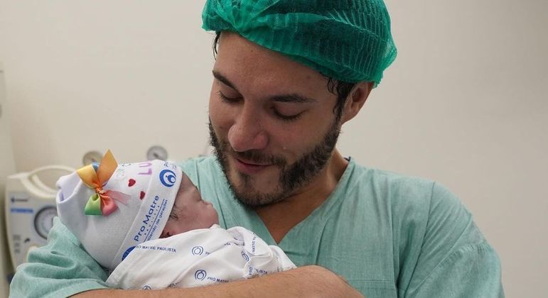 Eliezer posta primeira foto com a filha, Lua
