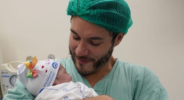 Eliezer reclama do cheiro do leite materno