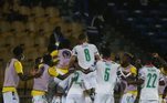 Nigéria 1 x 1 GanaTambém nesta terça-feira (29), a seleção de Gana garantiu sua quarta participação em Copas do Mundo depois de empatar por 1 a 1 com a Nigéria. No jogo de ida, o confronto terminou em empate de 0 a 0 e a classificação foi definida graças ao gol marcado fora de casa