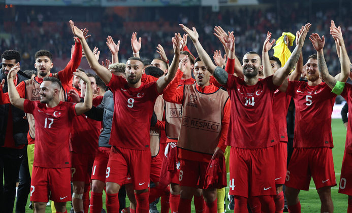 Apoiada por mais de 40 mil torcedores apaixonados, a Turquia garantiu vaga na Euro ao golear a Letônia, por 4 a 0