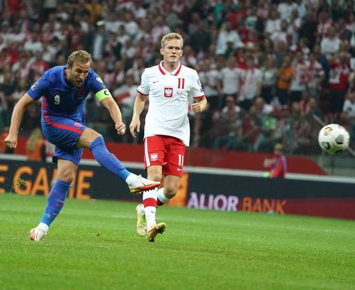 A quarta-feira (8) de futebol na Europa foi ótima para as seleções favoritas, como Itália e Alemanha, que golearam seus adversários. Por outro lado, no grande jogo do dia, Polônia e Inglaterra apenas empataram por 1 a 1. Confira os destaques dessa rodada das Eliminatórias Europeias Do lados dos ingleses, Harry Kane abriu o placar já no segundo tempo