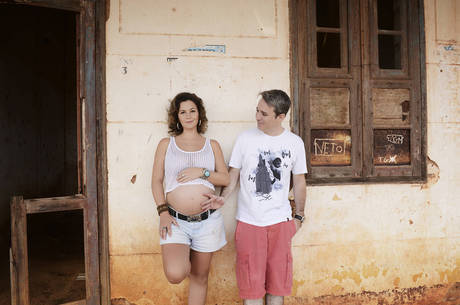 Elisa ainda grávida, com o marido, Everton Dantas