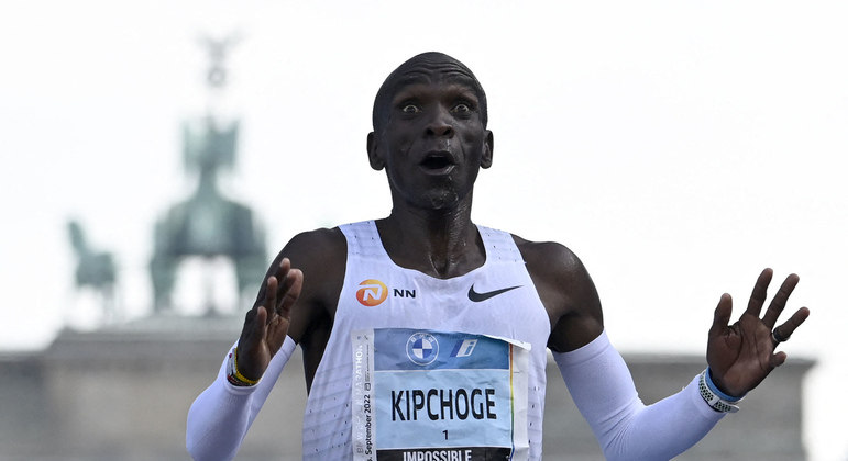 Em 2018, o queniano Eliud Kipchoge fez a maratona em 2h01min39seg
