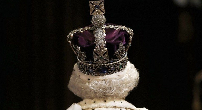 Rainha Elizabeth 2ª com a coroa que carregou durante 70 anos