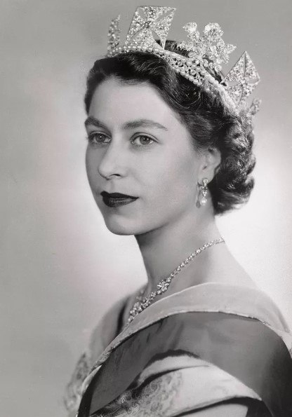 Falso: joias de Elizabeth 2&ordf; n&atilde;o ser&atilde;o herdadas por Kate Middleton -  MonitoR7 - R7 MonitoR7