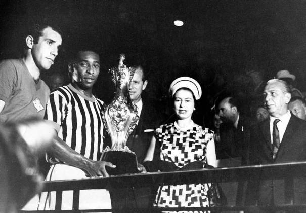No final da partida, coube à monarca britânica entregar a Pelé a taça do jogo comemorativo